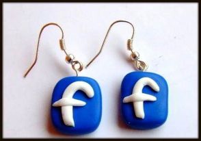 Cercei pentru fanii facebook