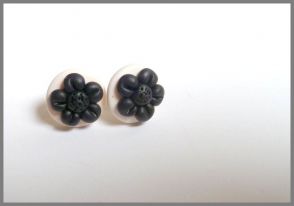 Floricele negre pe platou alb