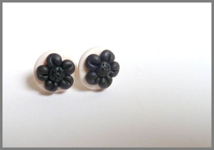 Floricele negre pe platou alb